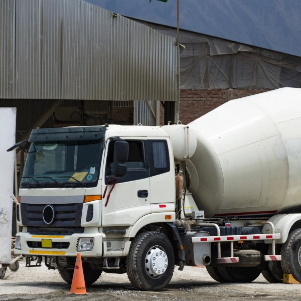 Armada mixer Giga Beton dengan sistem GPS untuk pemantauan pengiriman